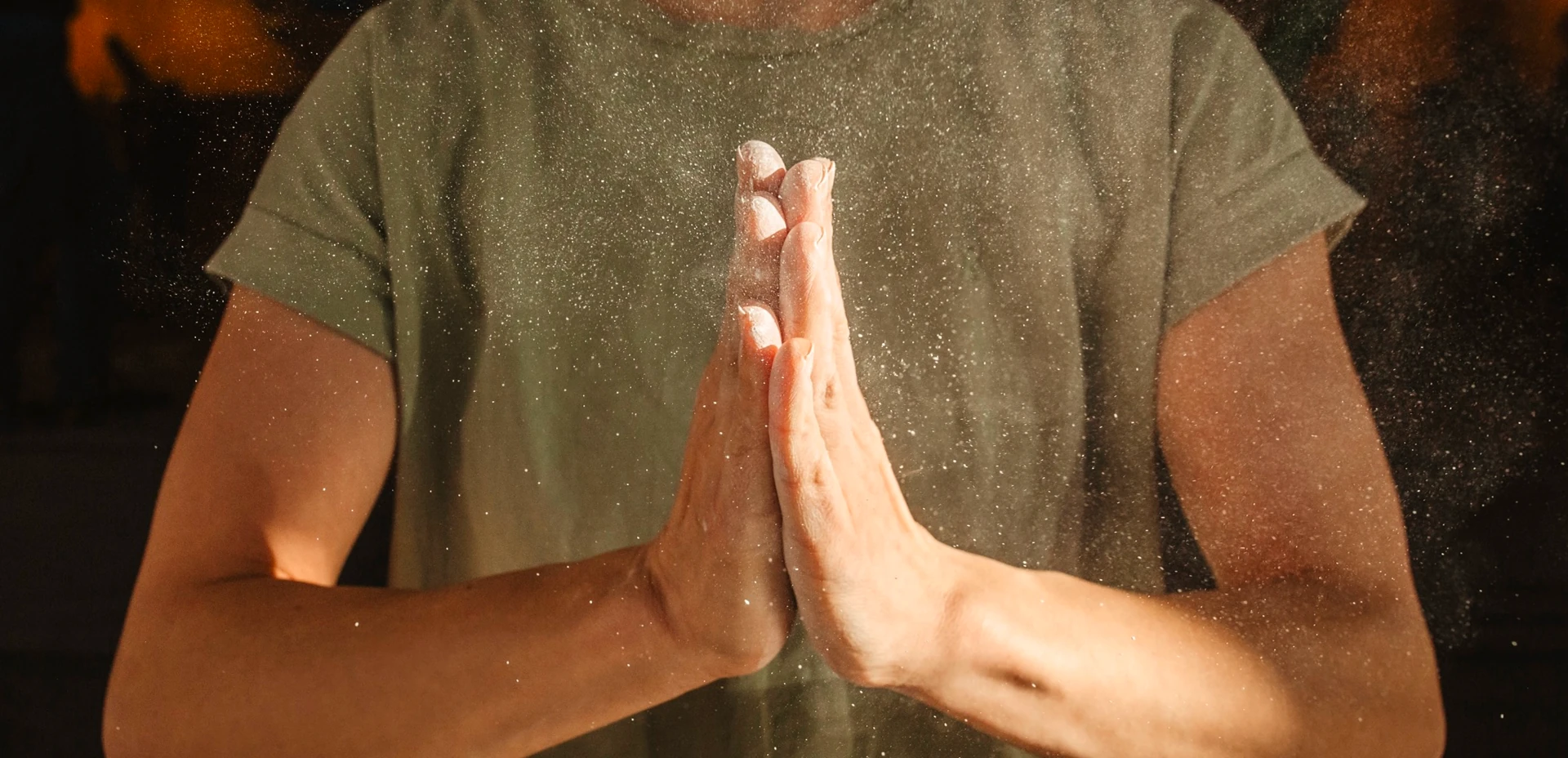 Nahaufnahme von Händen, die, bereit für Therapeutisches Klettern und Systemisches Coaching, klatschen