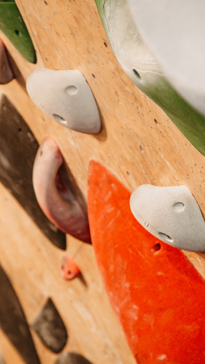 Griffe in einer Boulderhalle wo Boulderkurse für Mental Health und Workshops Teamevents Klettern in Berlin stattfinden